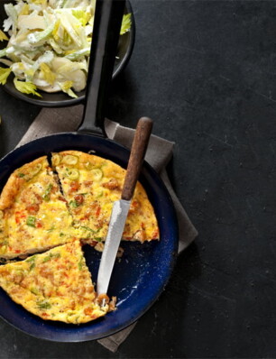 Omelet uit de oven met garnalen en selderijsalade