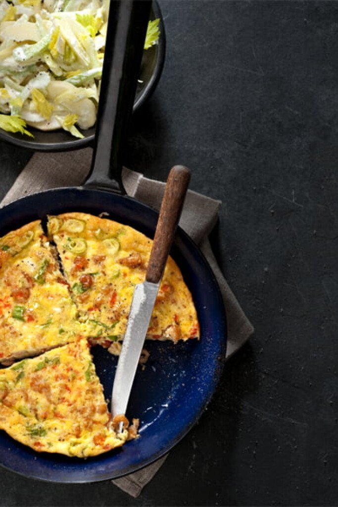 Omelet uit de oven met garnalen en selderijsalade