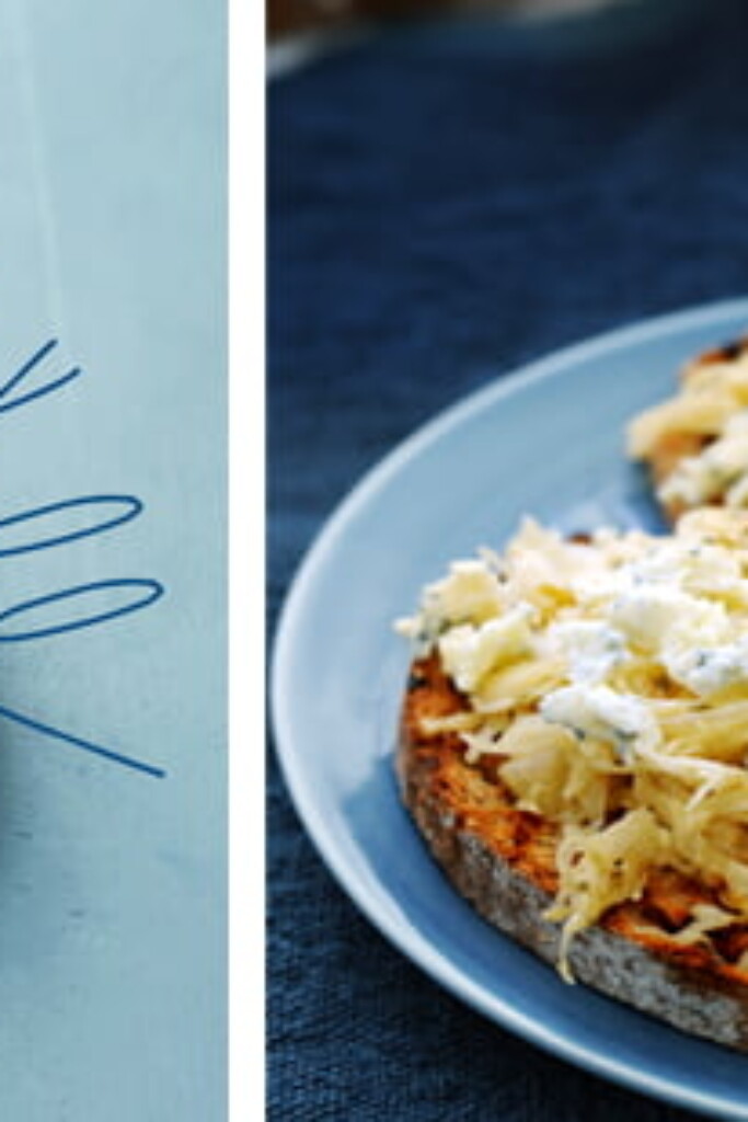 romige zuurkool met blauwe kaas op toast