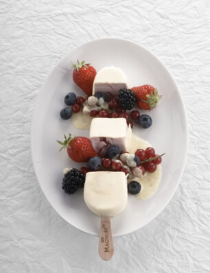 Magnum Strawberry White met rood fruit