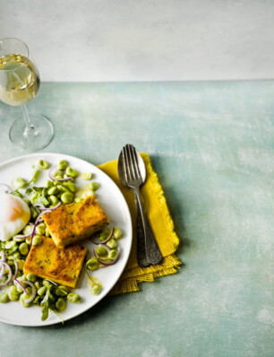 Polentapuntjes met tuinbonensalade