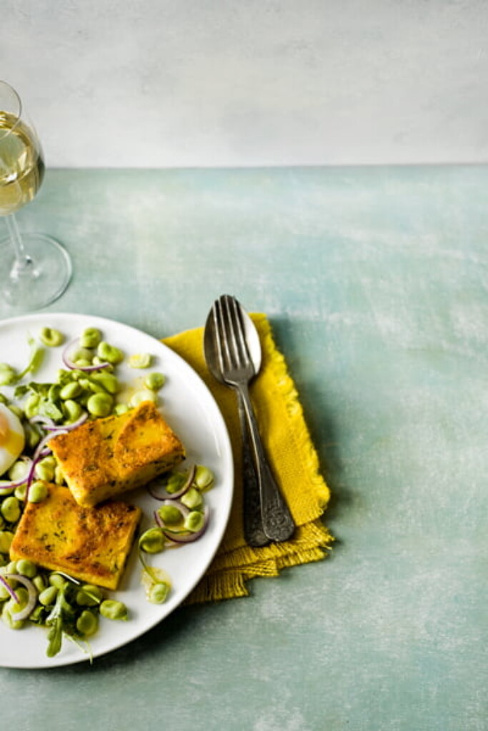 Polentapuntjes met tuinbonensalade