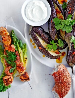 Kipkebabs en gepofte aubergine met harissaolie