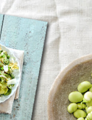 Salade van aardappel, tuinbonen, spinazieblad, Gruyère met muntdressing