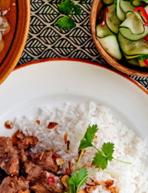 rendang daging met atjar van komkommer