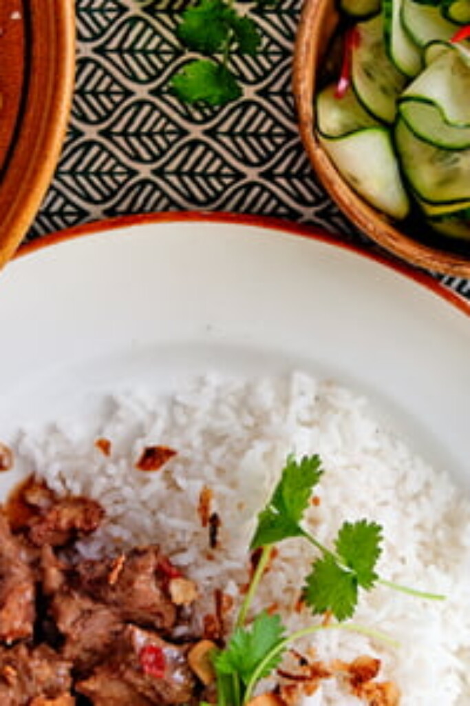 rendang daging met atjar van komkommer