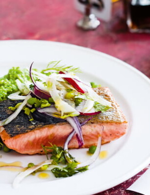 zalm met doperwtenpuree en venkelsalade