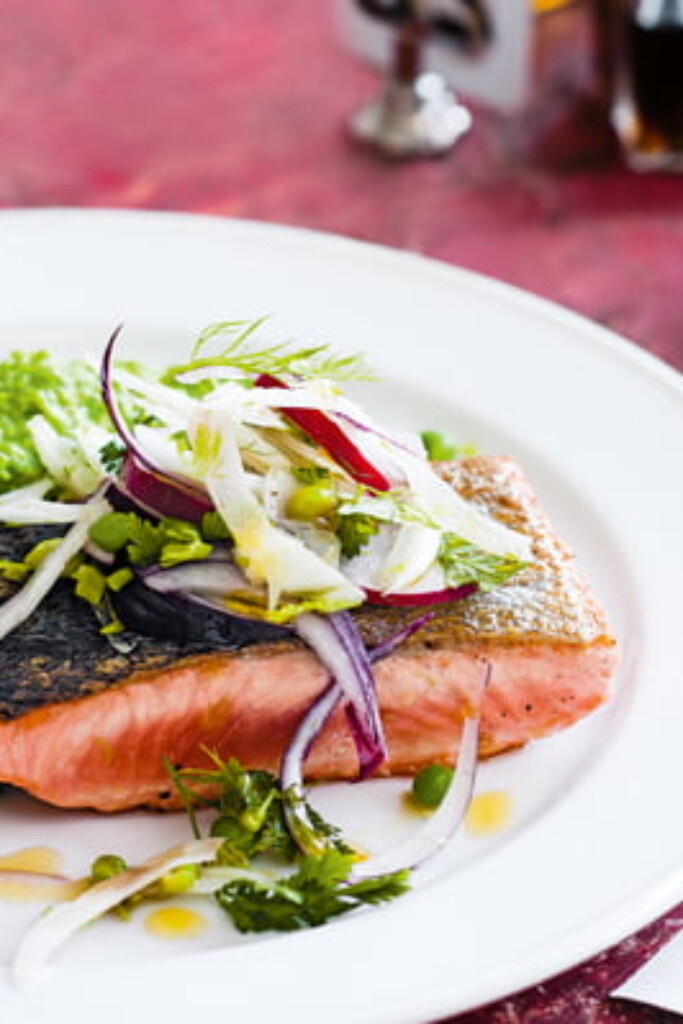 zalm met doperwtenpuree en venkelsalade