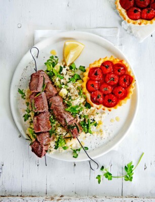 Lamsbrochette met tomatentartelettes