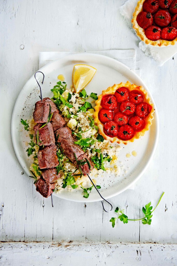 Lamsbrochette met tomatentartelettes