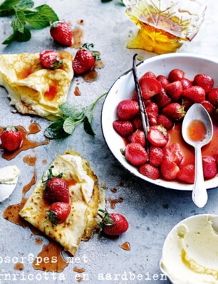 kokoscrêpes met ahornricotta en aardbeien