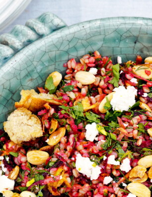 tarwesalade met groene kruiden, bietjes, amandelen en witte kaas