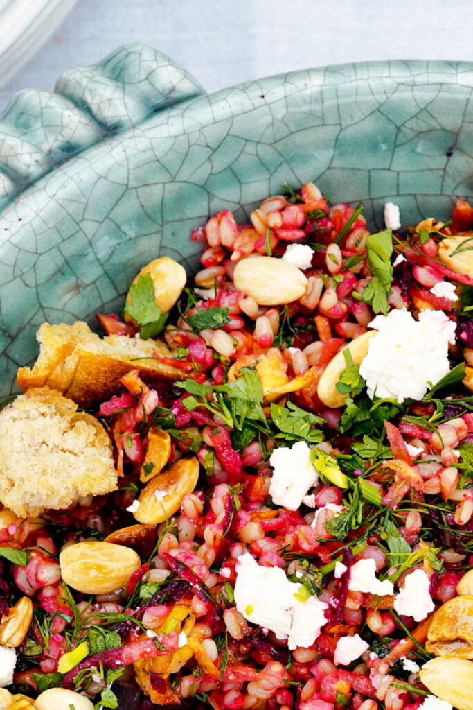 Tarwesalade met groene kruiden, bietjes, amandelen en witte kaas