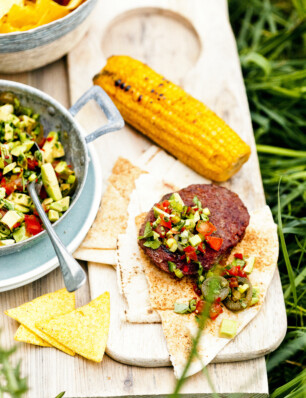 kalfsburger met avocadosalsa en maïskolf