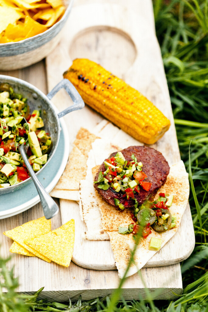 kalfsburger met avocadosalsa en maïskolf