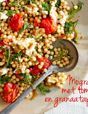 Moghrabieh-salade met tomaat, ricotta en granaatappeldressing