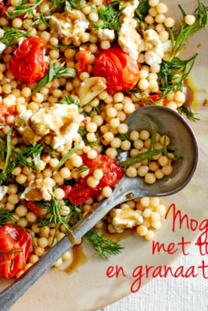 Moghrabieh-salade met tomaat, ricotta en granaatappeldressing