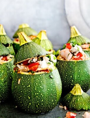 gevulde bolcourgettes met feta & freekeh