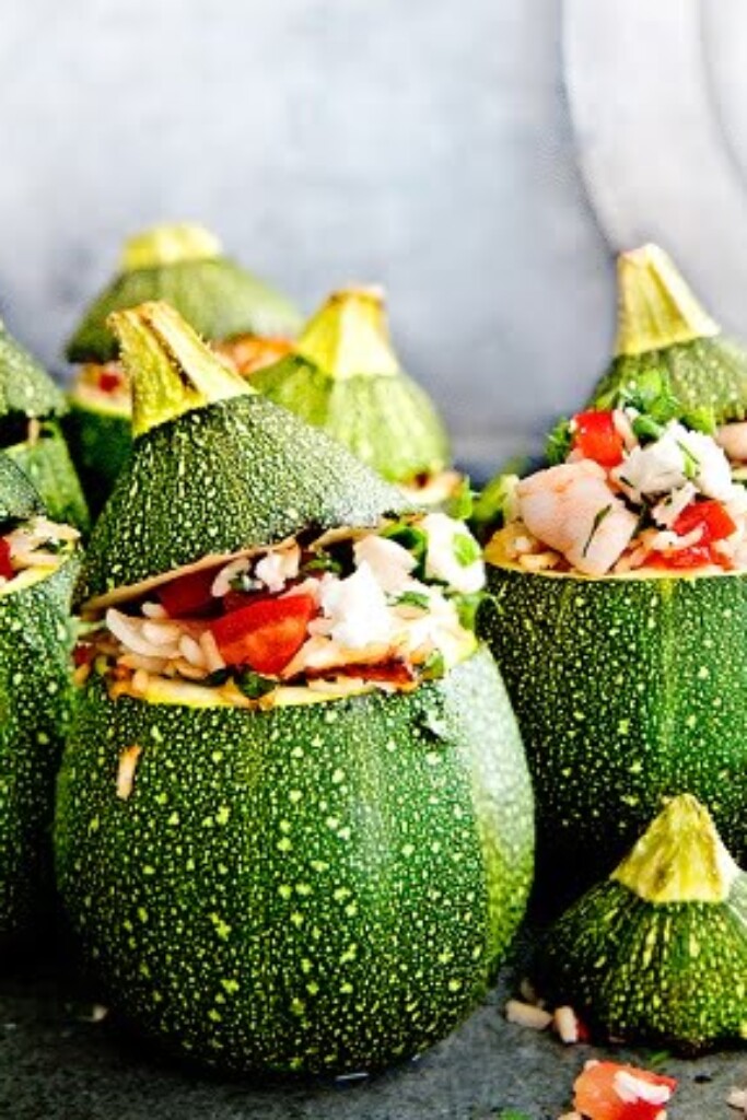 gevulde bolcourgettes met feta & freekeh