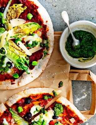 oogstpizza’s met little gem, pesto van mesclun en kaasflinters