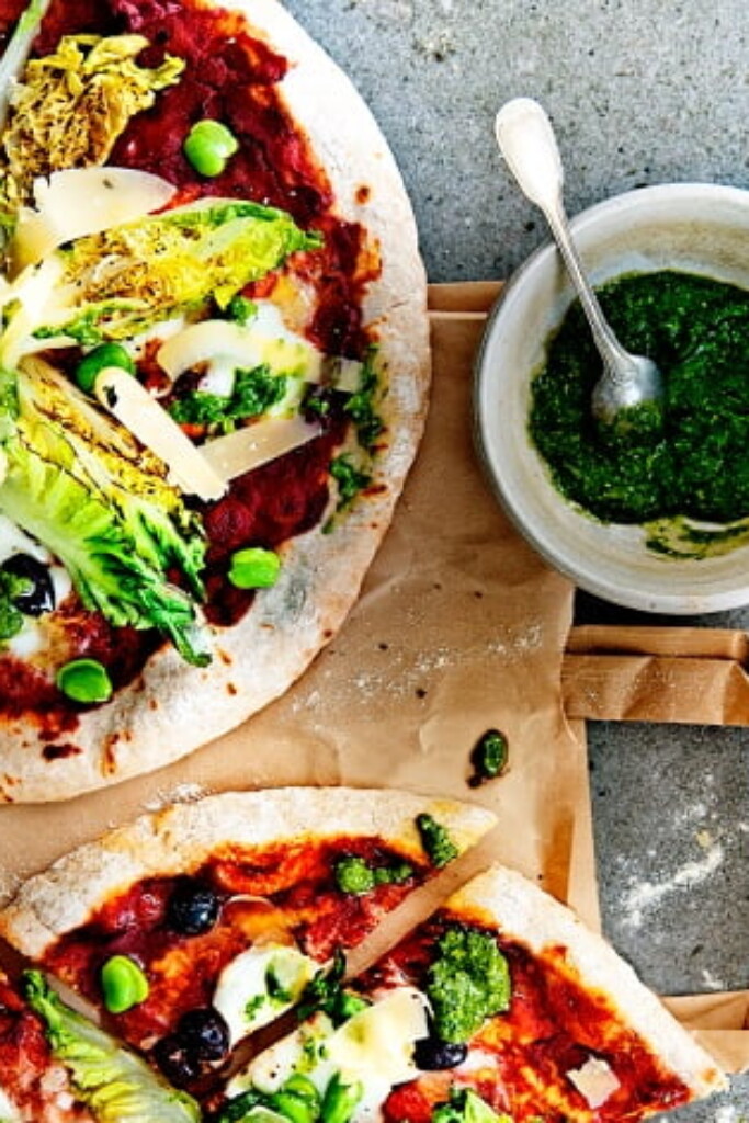 oogstpizza’s met little gem, pesto van mesclun en kaasflinters