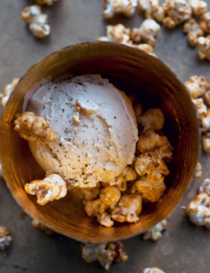 popcornijs met gekaramelliseerde popcorn en zwarte peper uit NOPI