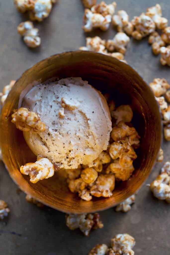 popcornijs met gekaramelliseerde popcorn en zwarte peper uit NOPI