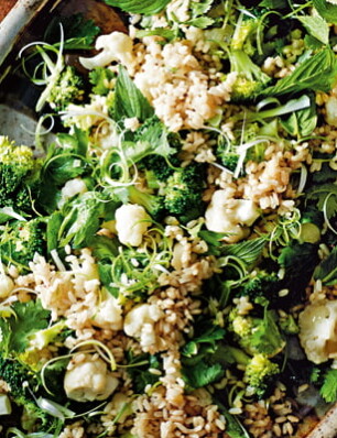 warme pittige rijstsalade met bloemkool en broccoli