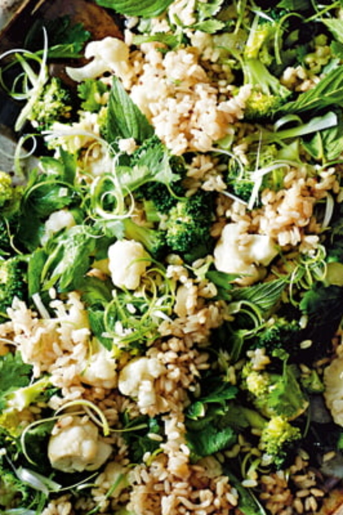 warme pittige rijstsalade met bloemkool en broccoli