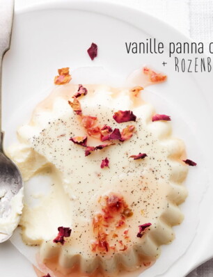 vanille panna cotta met siroop & rozenblaadjes