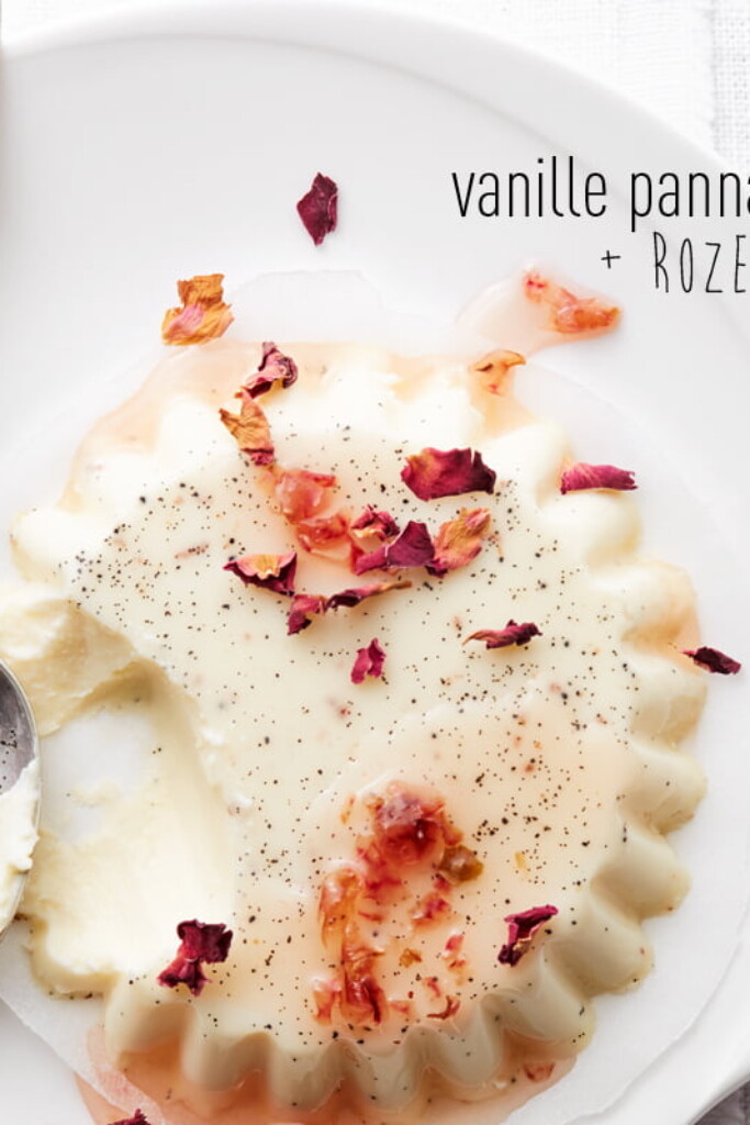 vanille panna cotta met siroop & rozenblaadjes