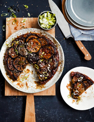 aubergine-tarte tatin met soja-misokaramel