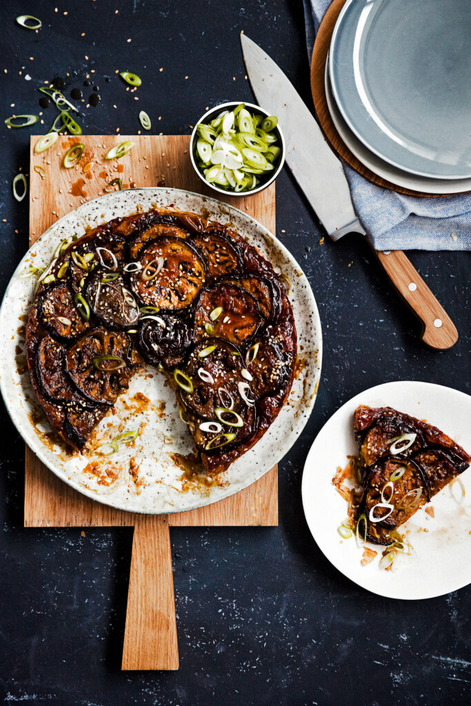 aubergine-tarte tatin met soja-misokaramel