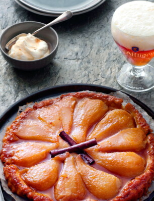 tarte tatin met in Affligem Tripel gestoofde kaneelperen