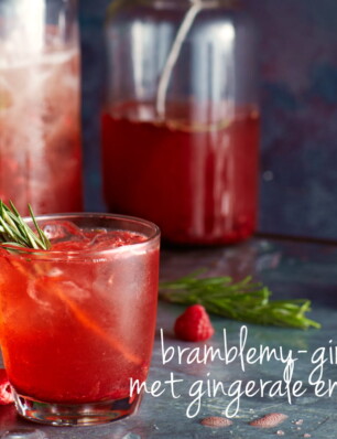 bramblemy-cocktail met gin, gingerale en rozemarijn