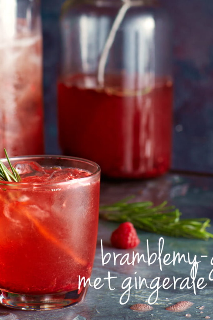 bramblemy-cocktail met gin, gingerale en rozemarijn