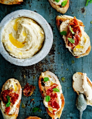 bruschette met cannellinihummus en pancetta