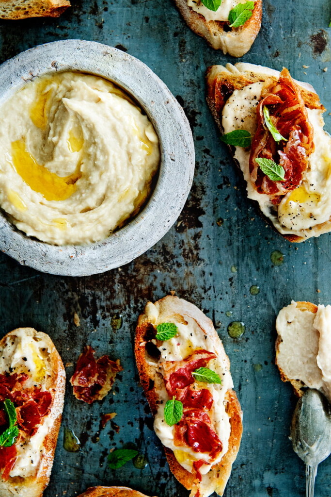 bruschette met cannellinihummus en pancetta