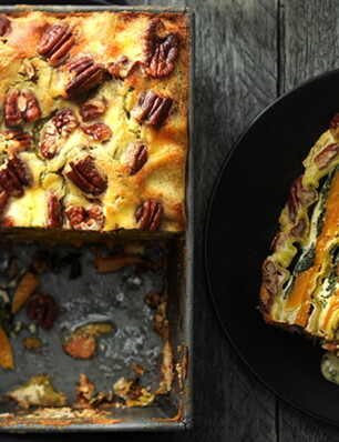 terrine van pompoen en pecannoten met basilicumsaus