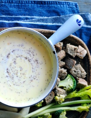 bergkaasfondue met maanzaad