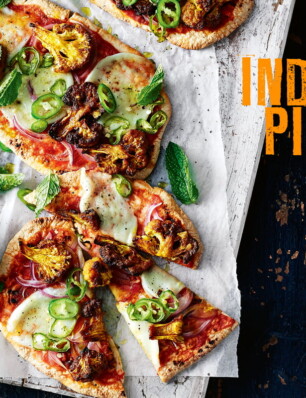 indiase pizza met kerriebloemkool en groene peper