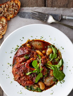 runderschenkel met cassoulet, crostini met merg en gremolata