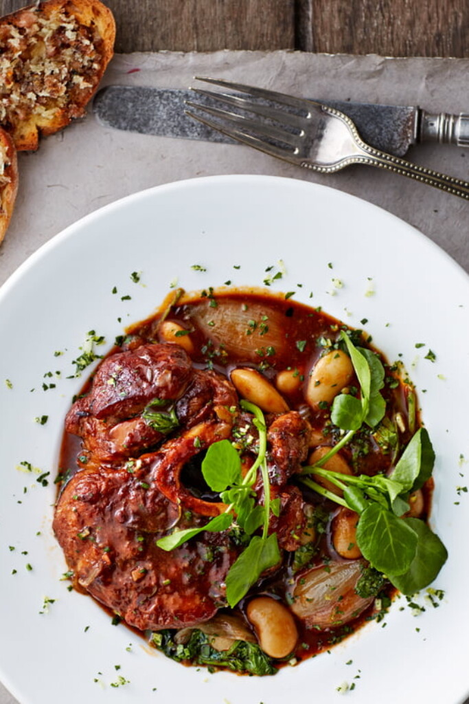 runderschenkel met cassoulet, crostini met merg en gremolata