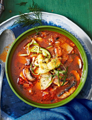 aardappelsoep met paddenstoelen en komkommerzoetzuur