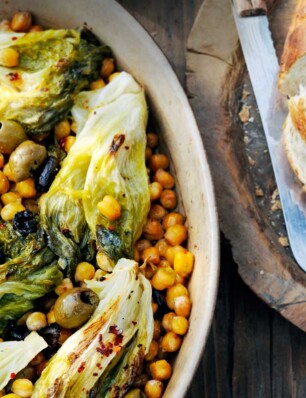 gestoofde andijvie met kikkererwten, jonge knoflook en zwarte olijven