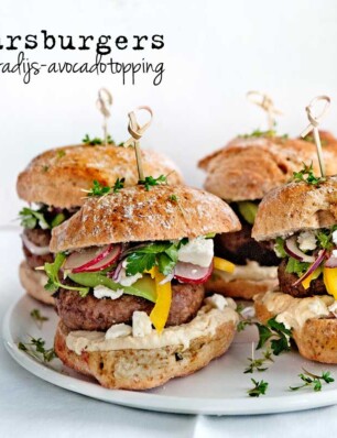 voorjaarsburgers met hummus en radijs-avocadotopping