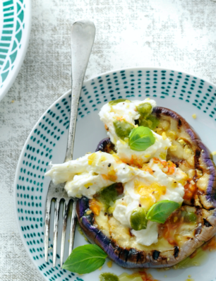 burrata caprese met aubergine en tomatenzaadjes