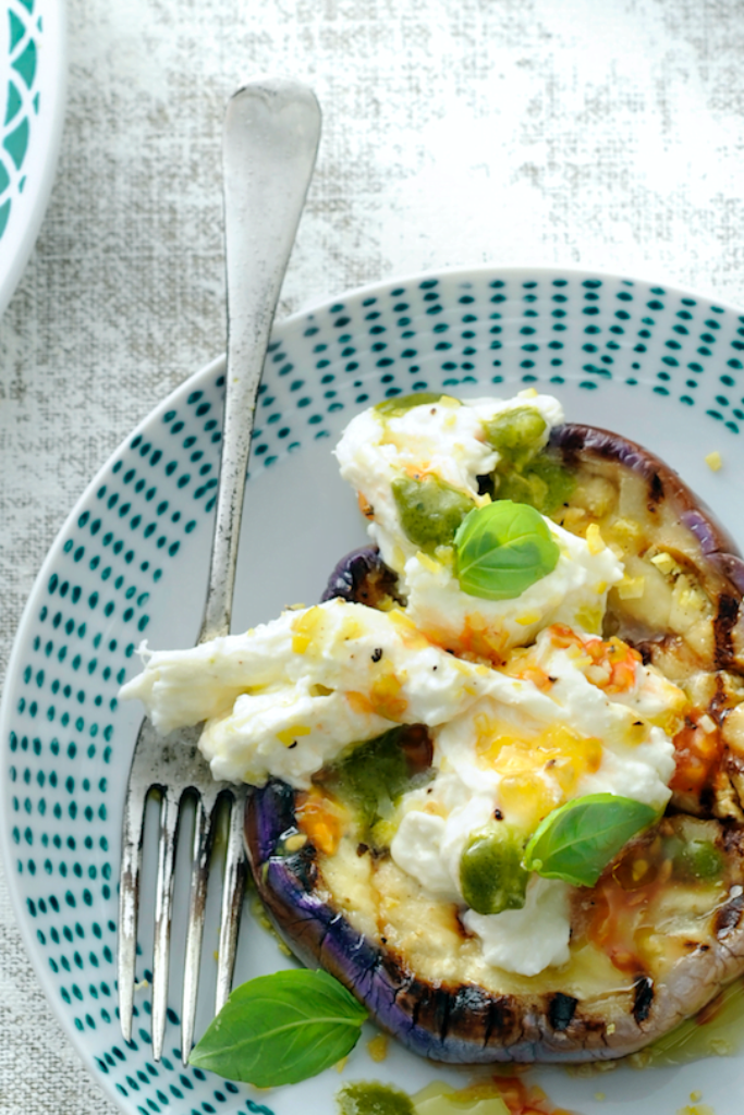 burrata caprese met aubergine en tomatenzaadjes