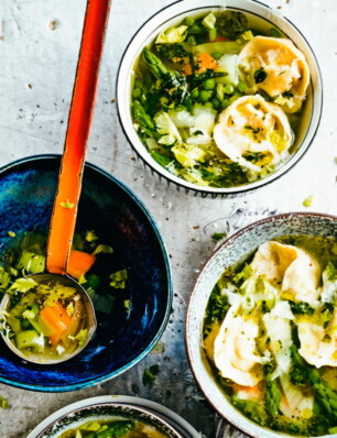 heldere brodo met groene asperges en ravioli van snoekbaars