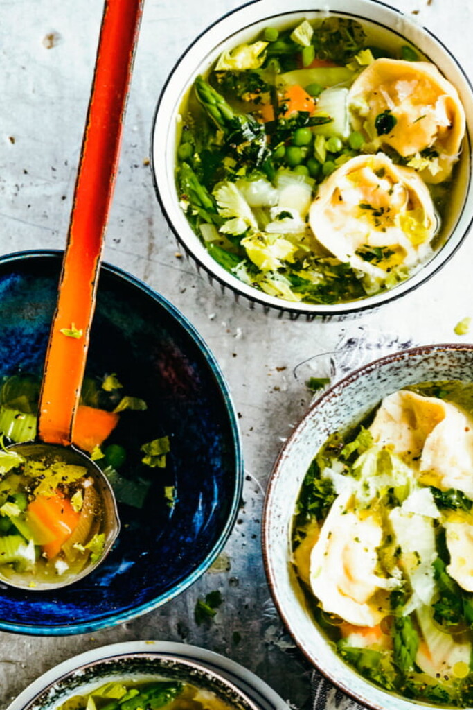 heldere brodo met groene asperges en ravioli van snoekbaars